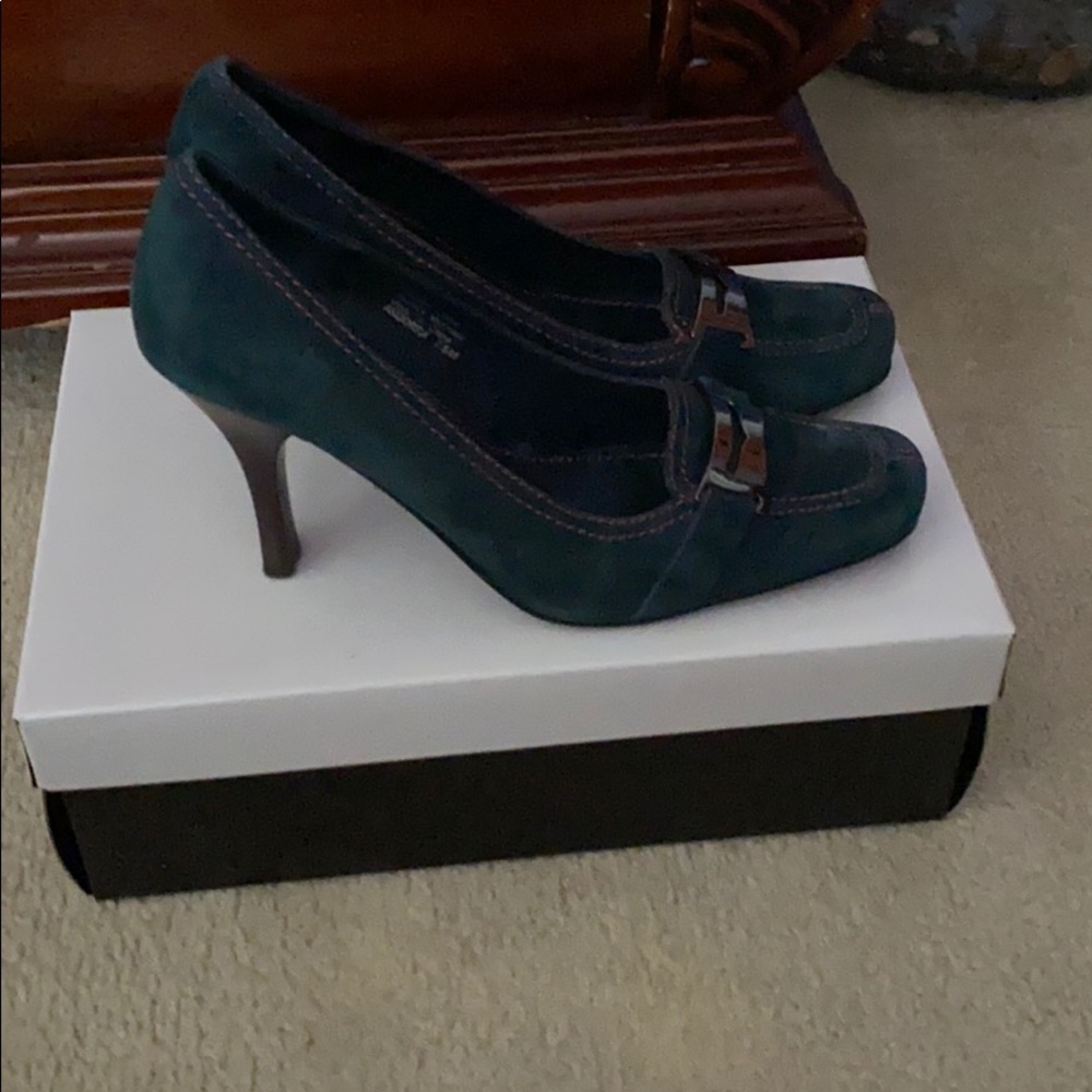Nice gentle used suede heels